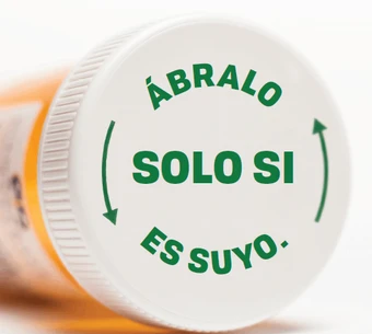 the cap end of a pill bottle with Spanish text